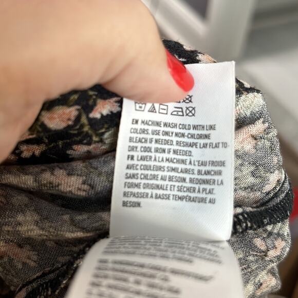 American Eagle Black and Pink Floral Tie Front Top with Bell Sleeves Sz Medium - Picture 8 of 8